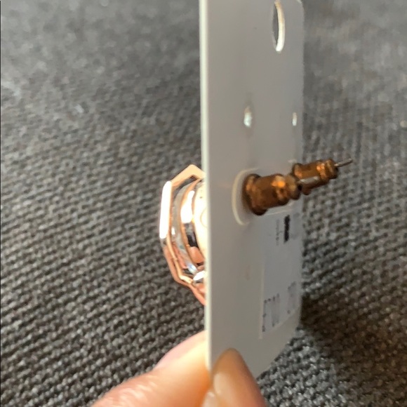 New pair of camellia rose gold crystal studs - Picture 2 of 2